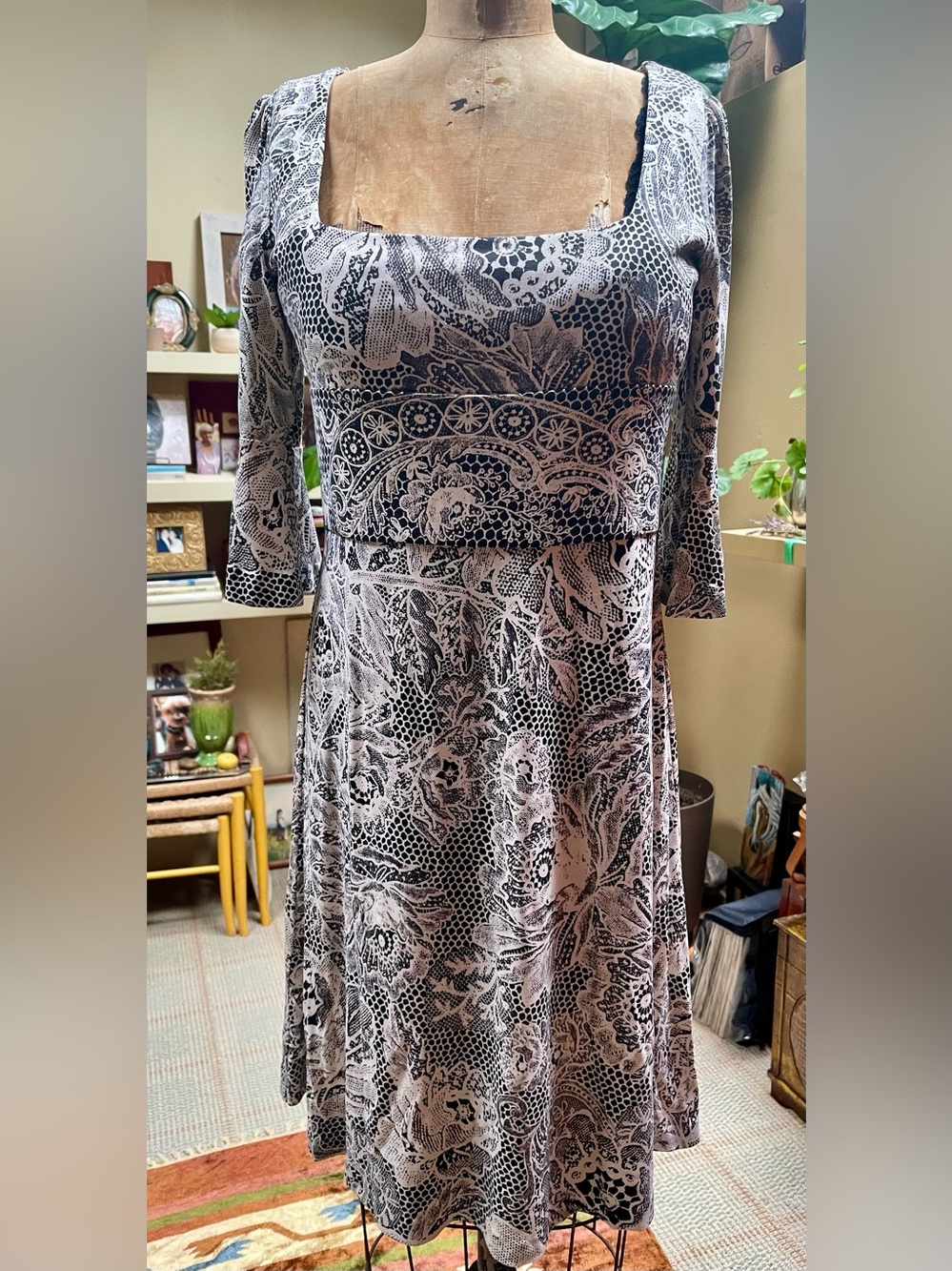 Diane von Furstenberg 100% Silk Black/Beige Paisley Square-Neck Dress